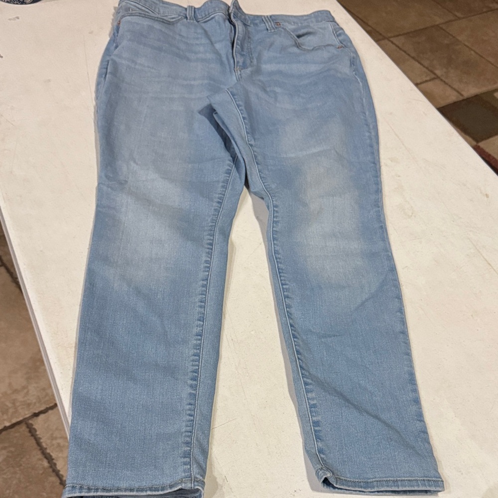 Universal Thread Men's Relaxed Jeans in Light Blue